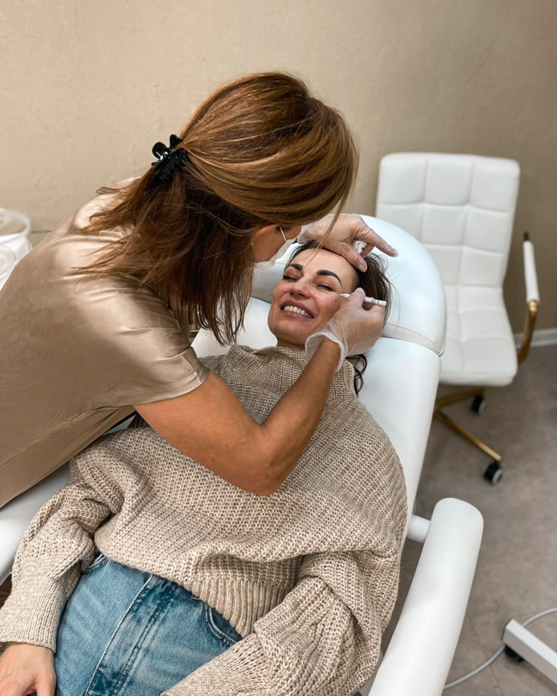 Aplikace kyseliny hyaluronové na klinice estetické medicíny Hello Beauty Clinic